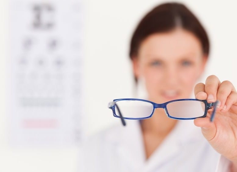 Regularne ćwiczenia oczu być może pozwolą nam uniknąć chodzenia w okularach /123RF/PICSEL