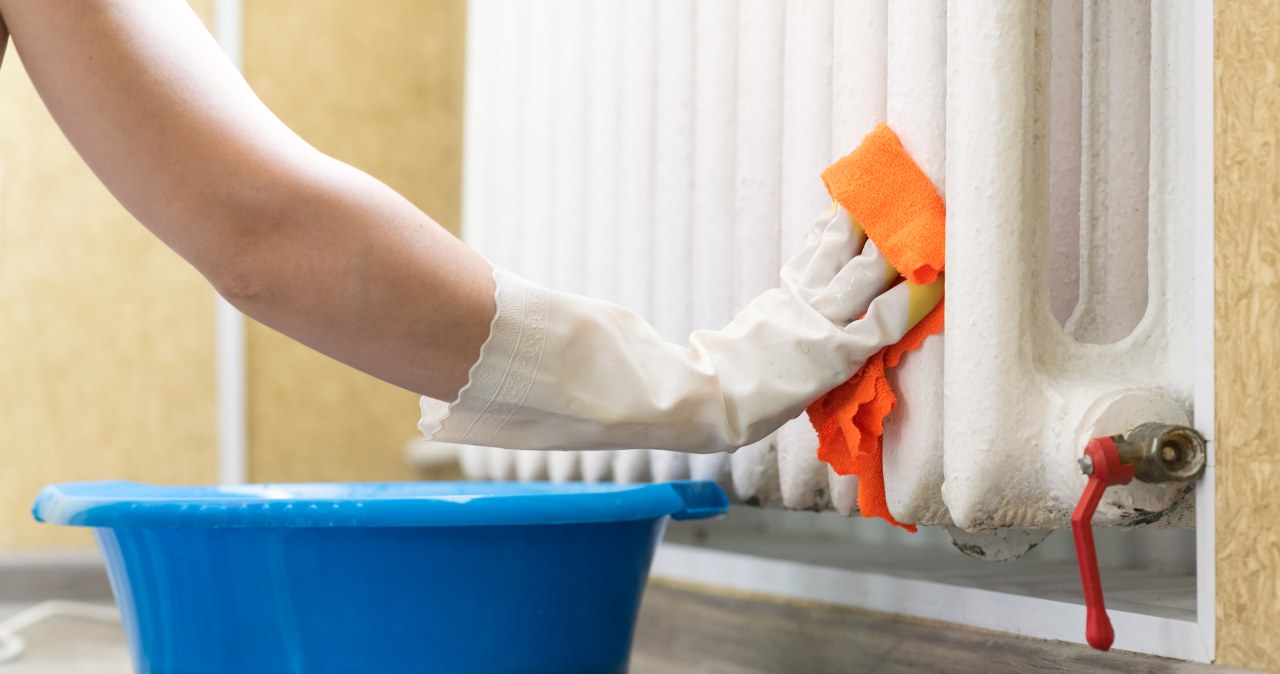 Regularne czyszczenie kaloryferów w sezonie grzewczym jest niezwykle ważne /123RF/PICSEL