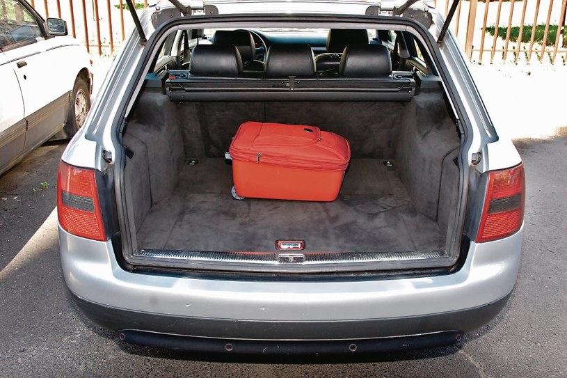 Regularne kształty i estetyczne wykończenie bagażnika: A6 Avant zmieści od 455 do 1590 litrów. Dzielona kanapa w serii. /Motor