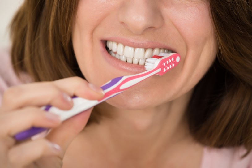 Regularne mycie zębów to podstawa /123RF/PICSEL