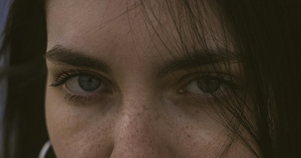 Regularne nakładanie soku z cebuli będzie skutkować pięknymi, gęstymi brwiami /Иван Мельник /pexels.com