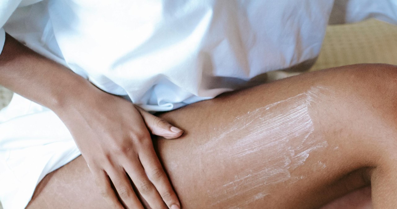 Regularne nawilżanie pomaga utrzymać maksymalną sprężystość skóry /Sora Shimazaki /pexels.com