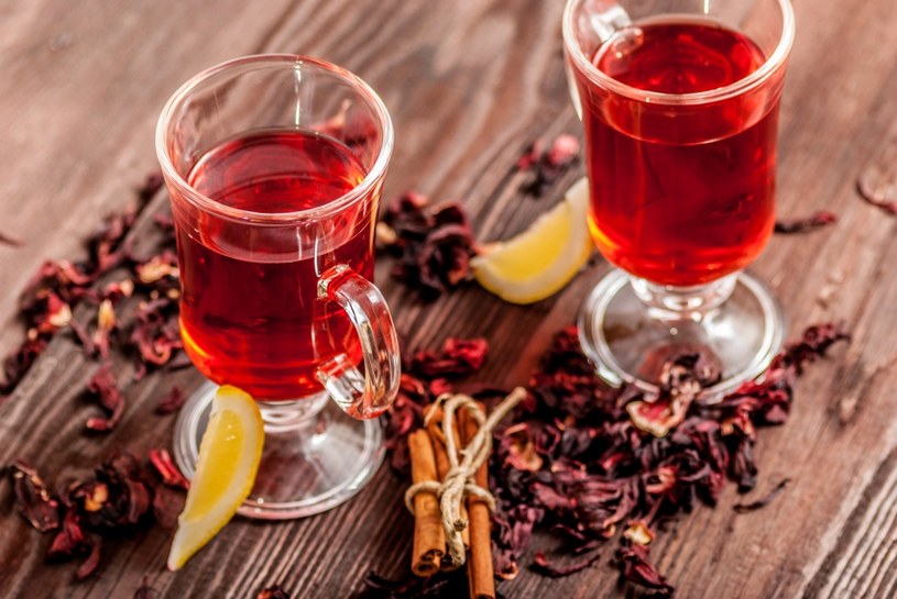regularne picie czerwonej herbaty pozwala stracić zbędne kilogramy bez zmiany odżywiania. /123RF/PICSEL