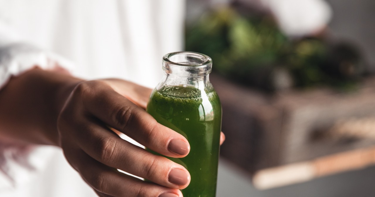 Regularne picie soku z pokrzywy poprawia odporność, oczyszcza organizm z toksyn i wzmacnia włosy oraz paznokcie /123RF/PICSEL