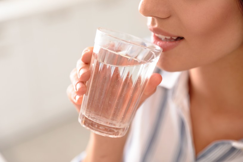 Regularne picie wody może znacząco pomóc podczas odchudzania /123RF/PICSEL