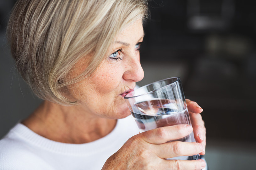 Regularne picie wody przez osoby starsze zmniejsza ryzyko odwodnienia organizmu /123RF/PICSEL