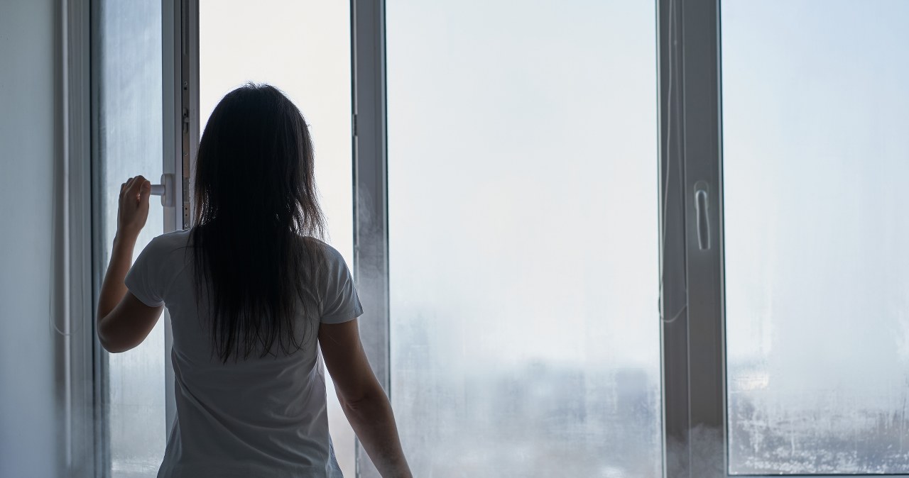 Regularne wietrzenie pomieszczeń jest ważne również zimą. W jakiej porze najlepiej to robić? /123RF/PICSEL