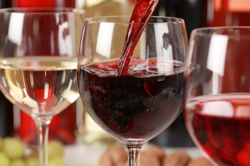 Regularnie spożywany alkohol zwiększa ryzyko zachorowania na raka piersi /123RF/PICSEL