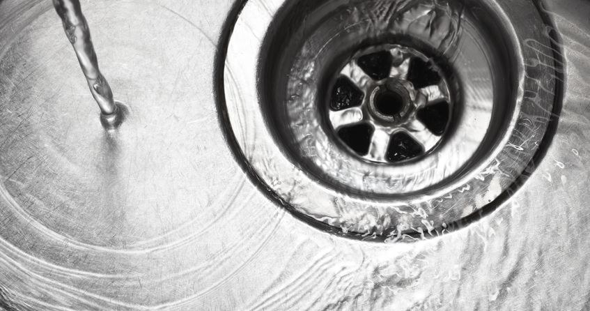 Regularnie wlewam to do zlewu i nie mam problemu z zatkanymi rurami /123RF/PICSEL