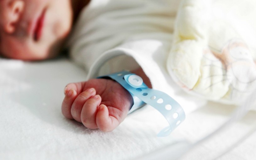 Rehabilitacja dzieci przedwcześnie urodzonych odbywa się już w szpitalu /123RF/PICSEL