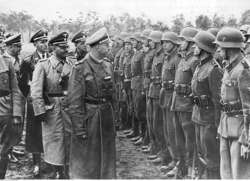 Reichsfuhrer Heinrich Himmler wizytuje dywizję SS "Galizien" /Z archiwum Narodowego Archiwum Cyfrowego
