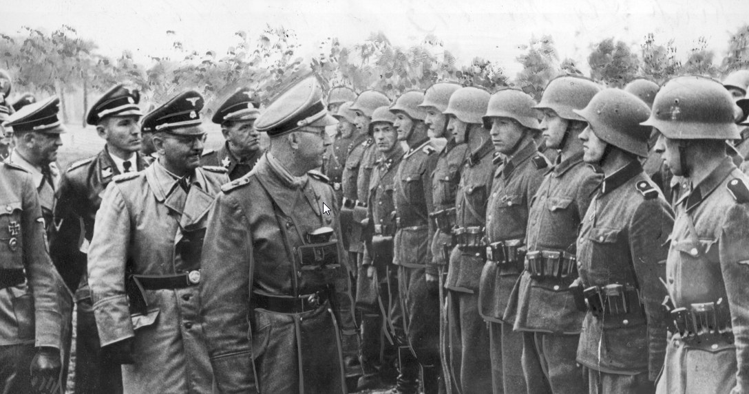 Reichsfuhrer Heinrich Himmler wizytuje ukraińską Dywizję Grenadierów Waffen SS "Galizien" /Z archiwum Narodowego Archiwum Cyfrowego