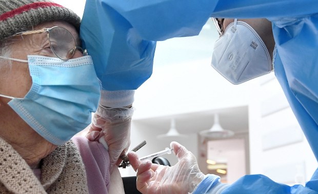 Rejestracja na szczepienie dla wszystkich chętnych? Rząd rozważa taką opcję