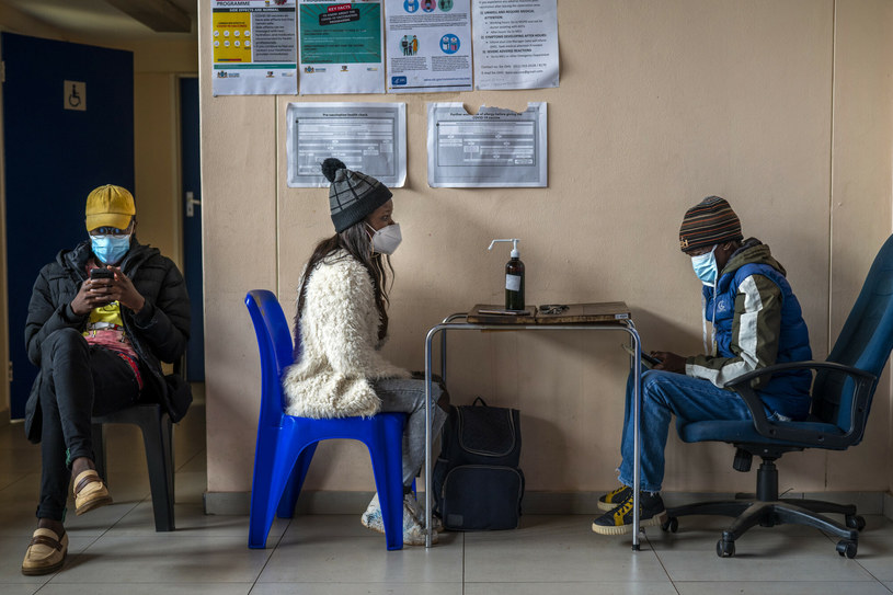 Rejestracja w punkcie szczepień w jednym ze szpitali w RPA /AP/Associated Press /East News