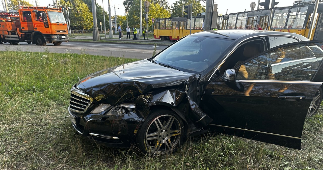 Rejestrator danych w samochodzie pozwala określić okoliczności wypadku. Co można z niego odczytać? /Artur Zawadzki /Reporter