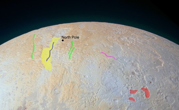 Rejon Lowell Regio z oznaczonymi wybitnymi formami terenu /NASA/JHUAPL/SWRI /materiały prasowe