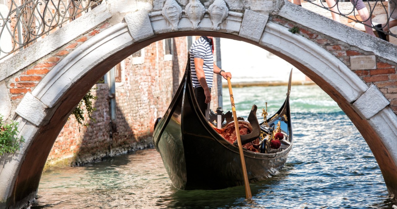 Rejs gondolą po Wenecji to marzenie wielu osób, ale w praktyce często wygląda inaczej niż w wyobrażeniach, bo wysoka cena, korki na kanałach i hałas sprawiają, że romantyczny klimat szybko znika. /123RF/PICSEL
