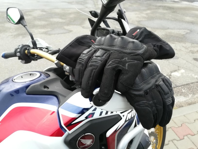 Rękawice motocyklowe to niewielki koszt, ale znacząco podnoszą nasze bezpieczeństwo na motocyklu /Michał Janiszyn /INTERIA.PL