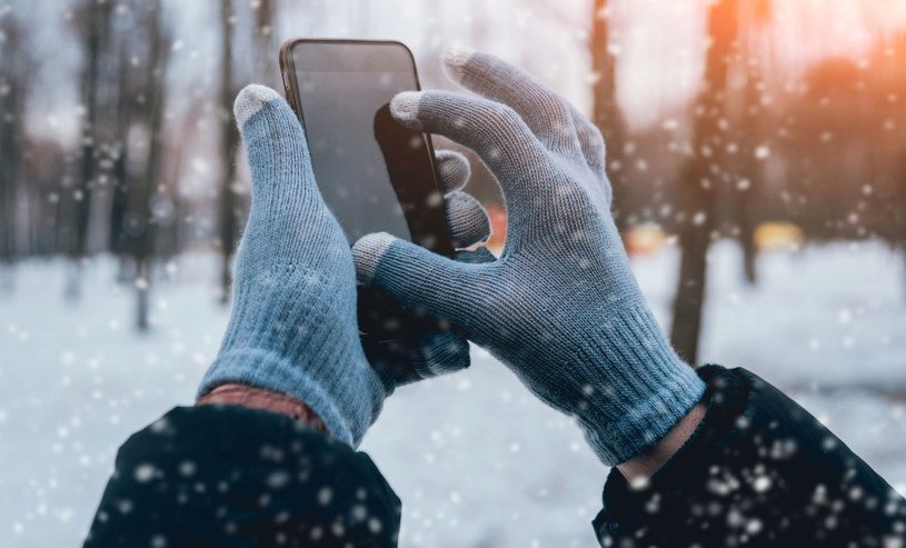 Rękawiczki do ekranów dotykowych to rozwiązanie problemu obsługi smartfona zimą /123RF/PICSEL