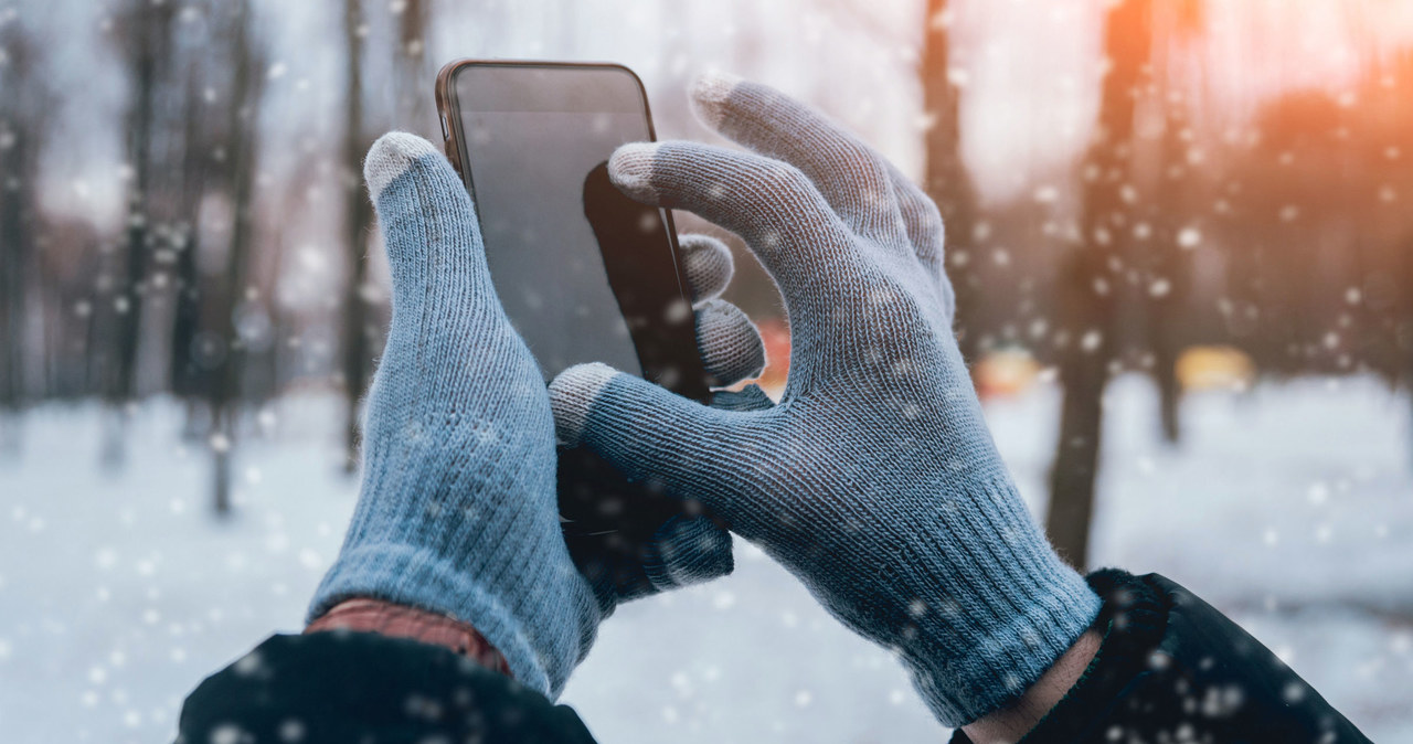 Rękawiczki do ekranów dotykowych to rozwiązanie problemu obsługi smartfona zimą /123RF/PICSEL