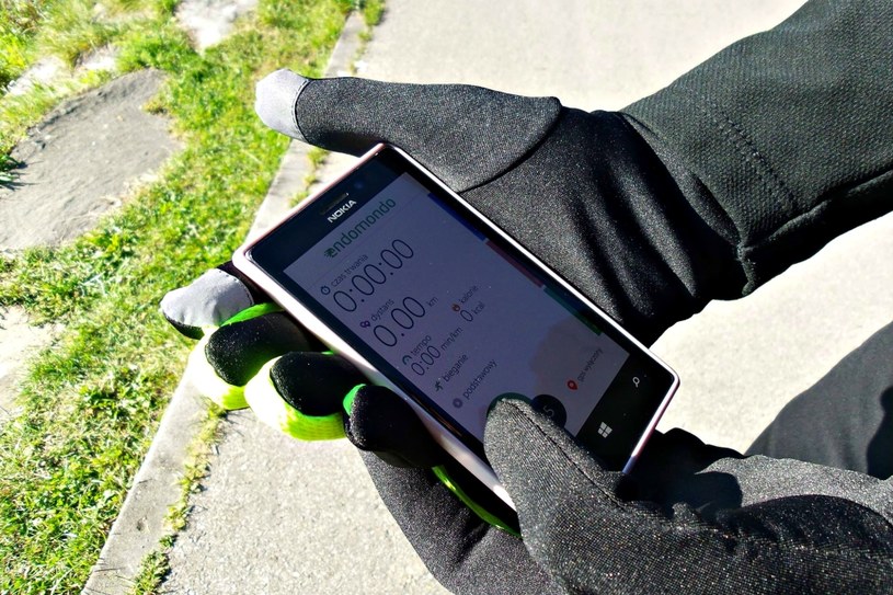 Rękawiczki funkcyjne posiadają specjalne wszywki dedykowane użytkownikom smartfonów /Michał Ostasz /INTERIA.PL