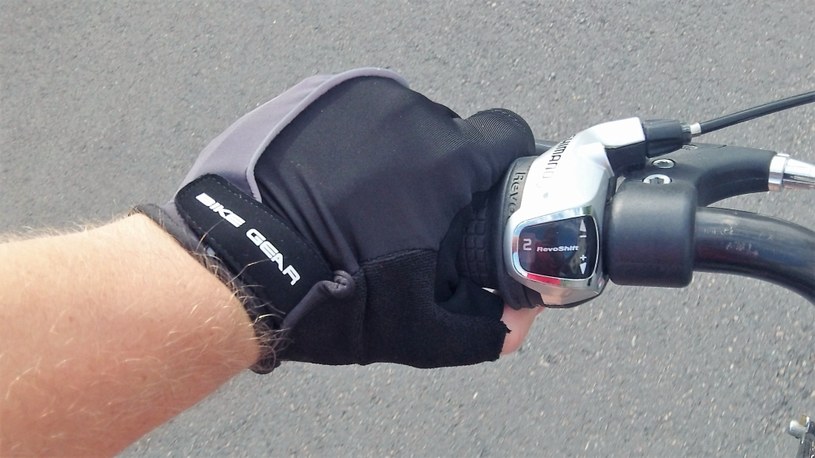 Rękawiczki zapewniają dobrą ochronę dłoni przy nieoczekiwanych wywrotkach /INTERIA.PL