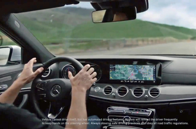 Reklama Mercedesa klasy E z umieszczoną na dole informacją, że nie jest to pojazd autonomiczny /Informacja prasowa