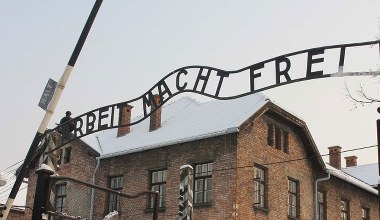 "Reklama może zniekształcać świadomość historyczną". Wywiad z prof. Falkowskim