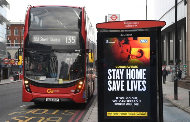 Reklama zachęcająca do pozostawania w domu na londyńskim przystanku autobusowym /	FACUNDO ARRIZABALAGA /PAP/EPA