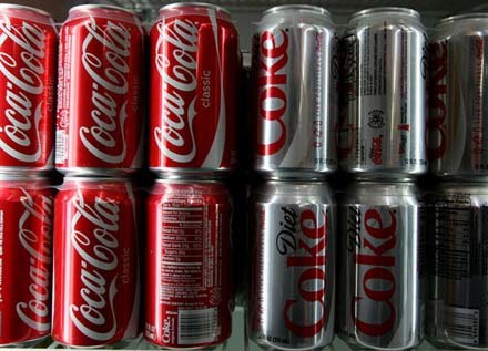 Reklamy Coca Coli trafiają do nas nie tylko podprogowo /AFP