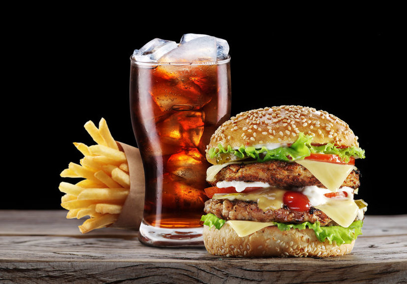 Reklamy fast foodów są niebezpieczne, zwłaszcza dla młodych ludzi /123RF/PICSEL