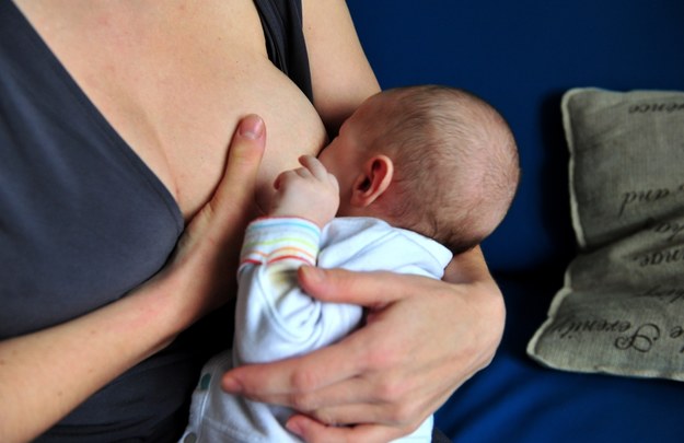 Rekomendowane jest karmienie piersią dzieci do 6. miesiąca życia /Marcin Bielecki /PAP