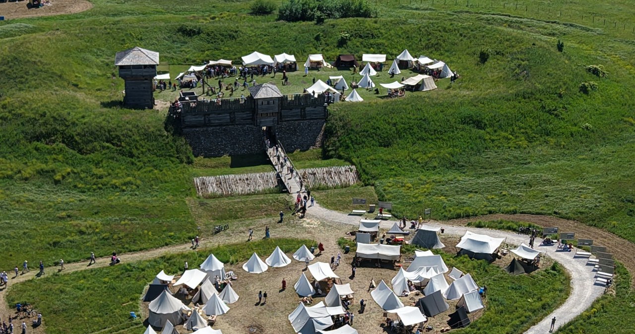 Rekonstrukcja historyczna, grodzisko w Tumie /ANDRZEJ ZBRANIECKI /East News