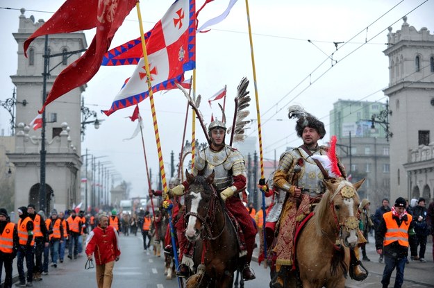 Rekonstruktorzy na koniach - uczestnicy Marszu Niepodległości /Marcin Obara /PAP