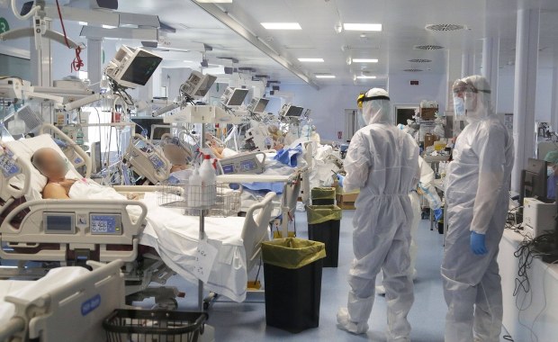 Rekord nowych zakażeń we Francji i we Włoszech. Na Wyspach najwięcej zgonów od lutego