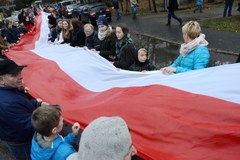 Rekord pobity. Kilkaset osób rozwinęło w Sulejówku 1200-metrową flagę Polski