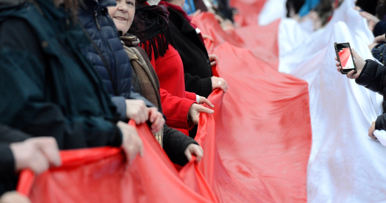 Rekord pobity. Kilkaset osób rozwinęło w Sulejówku 1200-metrową flagę Polski
