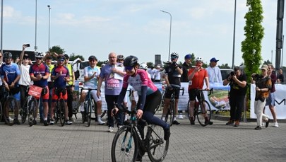 Rekord Polski w jeździe na rowerze pobity. Trwa akcja "Pomaganie buduje"