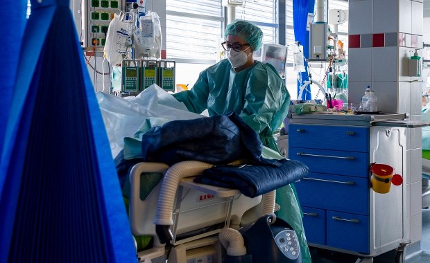 Rekord zakażeń w czwartej fali pandemii w Polsce. Najwięcej zgonów od czerwca