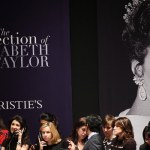 Rekordowa cena za suknię Taylor