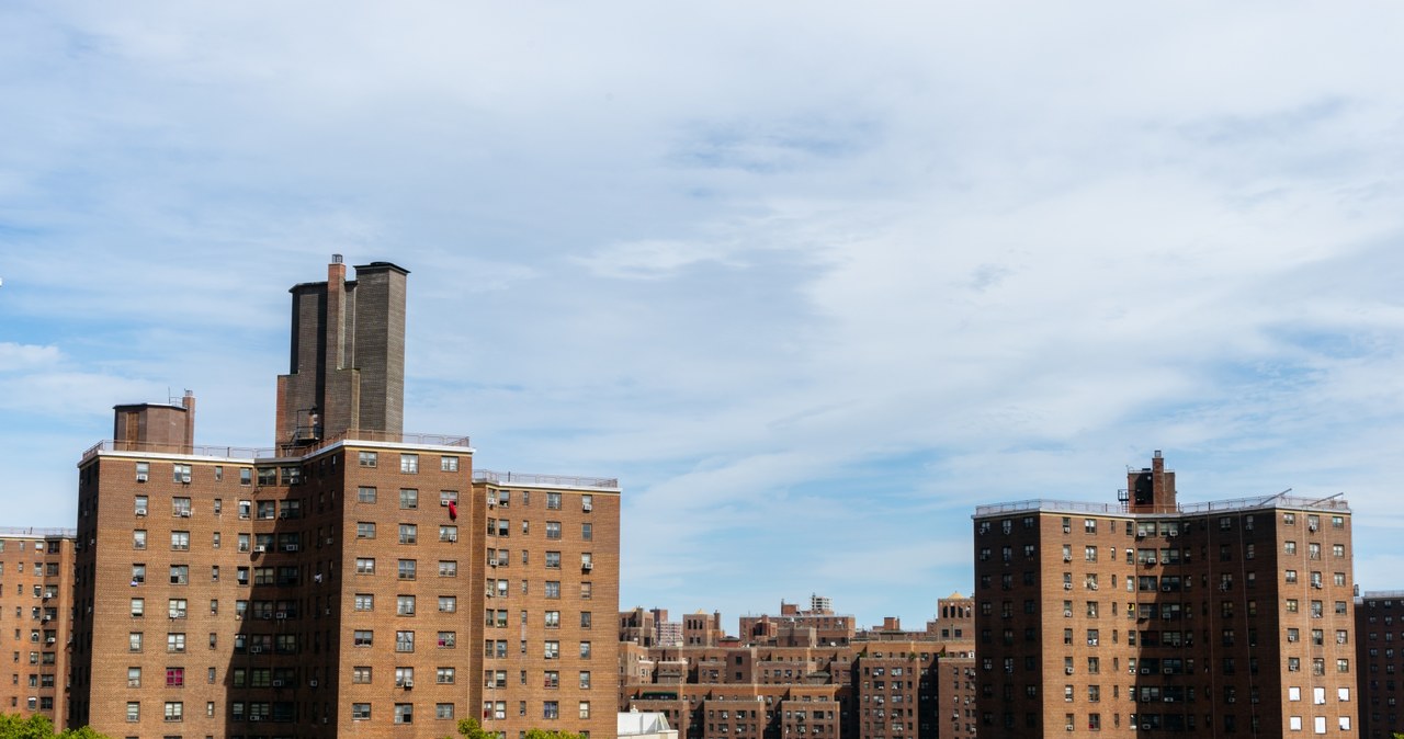 Rekordowa liczba pustych mieszkań czeka na wynajem lub sprzedaż w Nowym Jorku. Nz. bloki niedaleko Mostu Brooklyńskiego /123RF/PICSEL