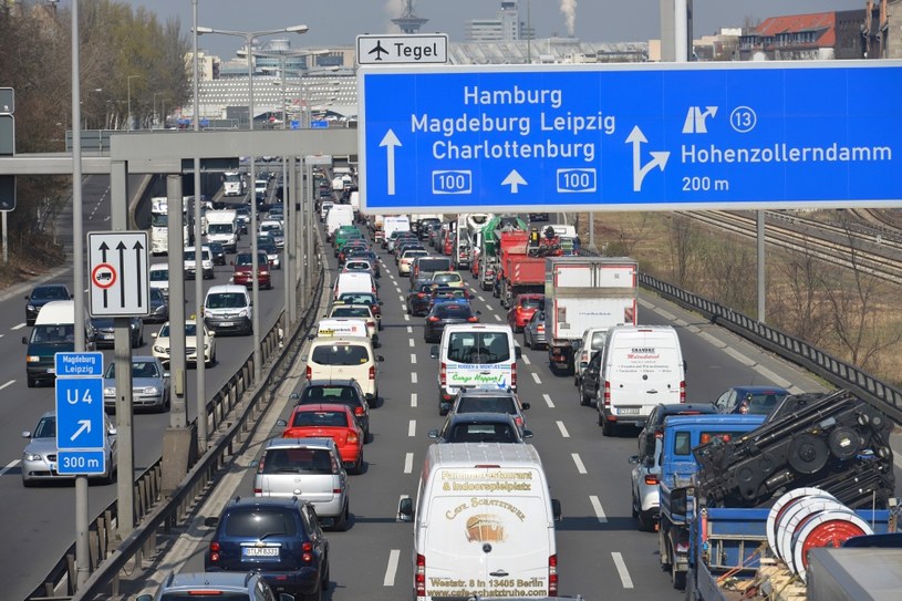 Rekordowa liczba samochodów porusza się obecnie po niemieckich drogach. Coraz cześciej standardem są 3 auta w rodzinie /Getty Images
