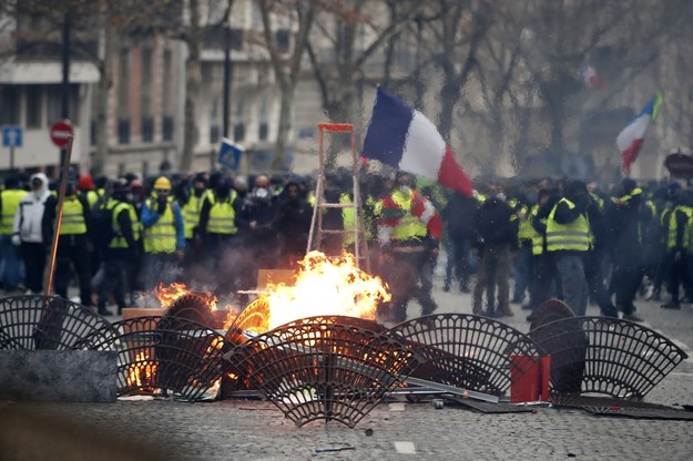 Rekordową liczbę 2000 osób zatrzymano w minioną sobotę podczas zamieszek w Paryżu /IAN LANGSDON /PAP/EPA