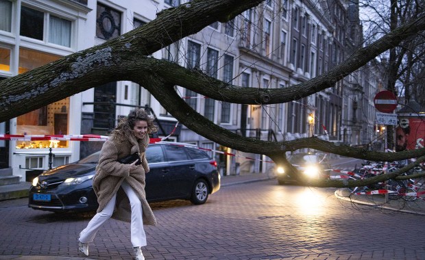 Rekordowa prędkość wiatru w Anglii. Przez Wyspy przechodzi orkan Eunice