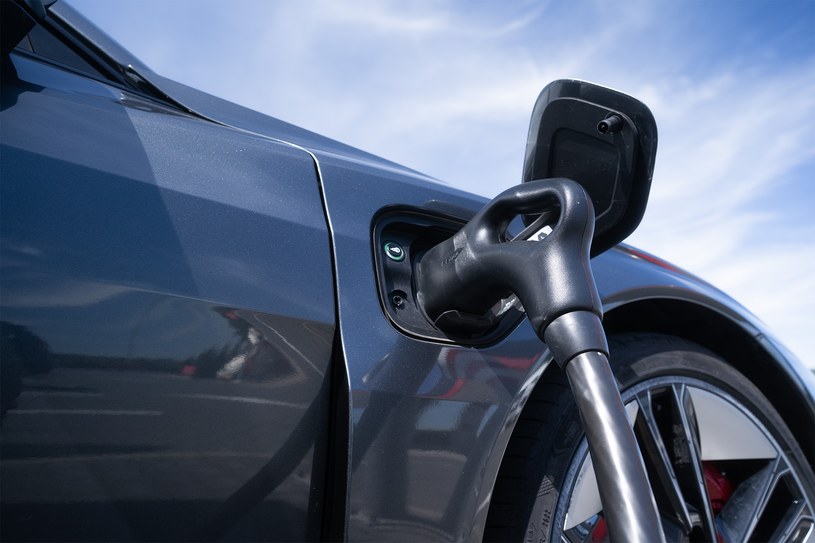 Rekordowa sprzedaż samochodów elektrycznych w Niemczech nie pomogła. Emisja CO2 z rur wydechowych nowych aut w 2023 roku wzrosła /Jan Guss-Gasiński /INTERIA.PL