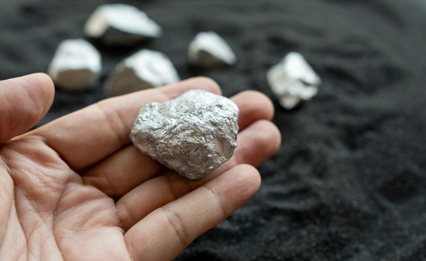 Rekordowe ceny srebra i złota. Ekonomista zdradza, co się za tym kryje