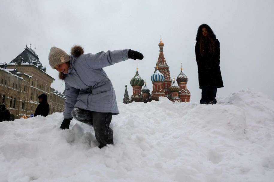 Rekordowe opady śniegu w Moskwie – niemal milion metrów sześciennych śniegu usuniętych w dwa dni /TATYANA MAKEYEVA/AFP/East News