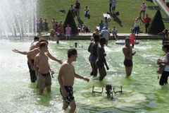 Rekordowe upały we Francji. Paryżanie kąpią się w fontannach
