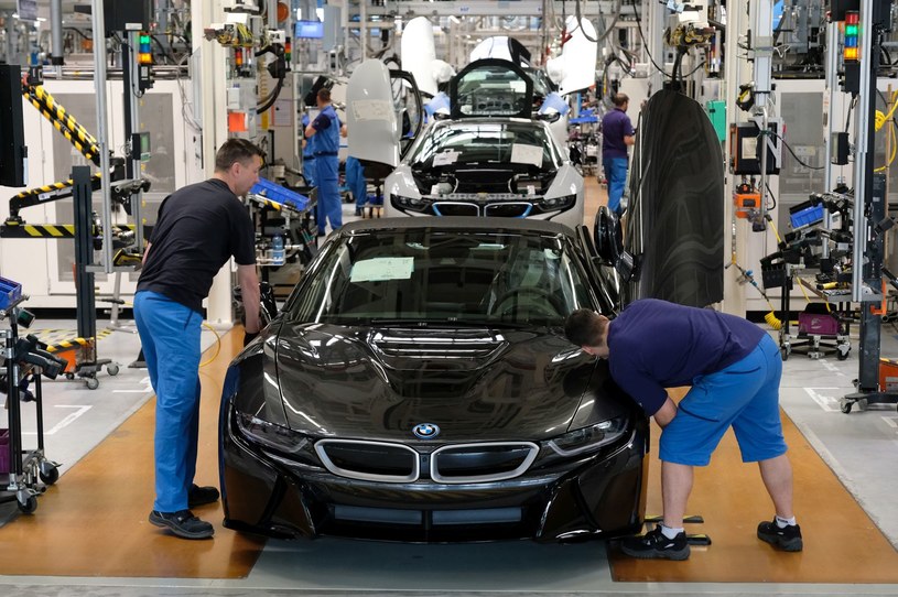 Rekordowe zyski producentów aut. Wysokie marże sposobem na kryzys /Getty Images