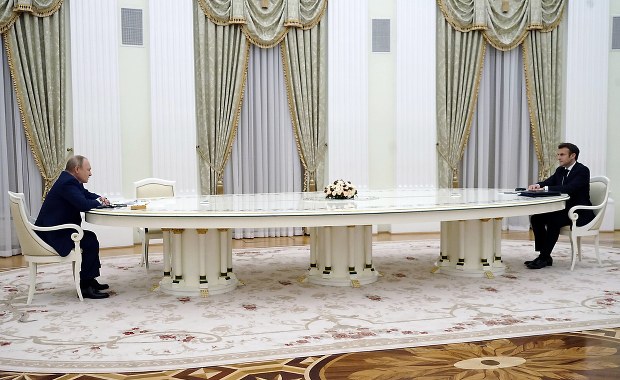 "Rekordowo długi stół" hitem internetu. Wiemy, skąd się wziął